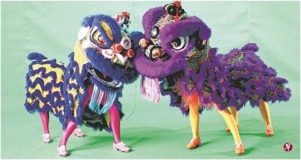 穿裙跳踢踏“舞狮”    被轰对传统不敬    妆艺百狮表演料调整