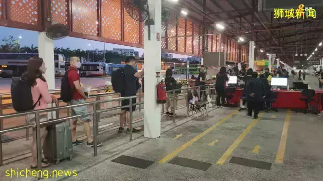 “他搭上新加坡马来西亚VTL首趟巴士,过关时才发现一个大问题”