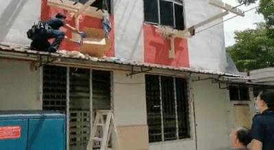 警方冒着生命危险,爬上屋顶救下猫咪