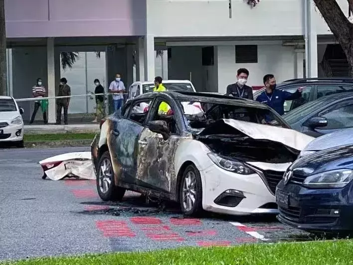 現場淒慘！新加坡白色車輛突然起火，1人死亡