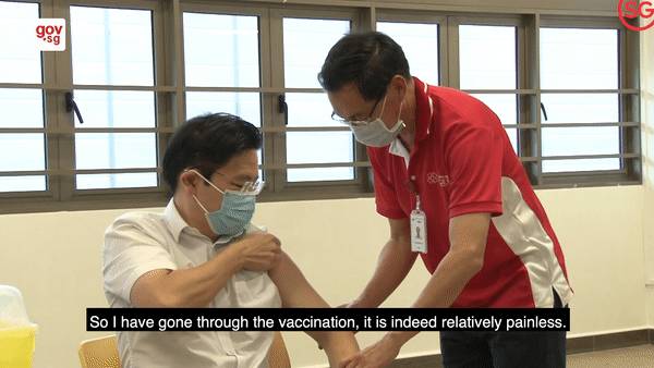 新加坡抗疫组长撸起袖子开打,劝大家不要等“某疫苗”了