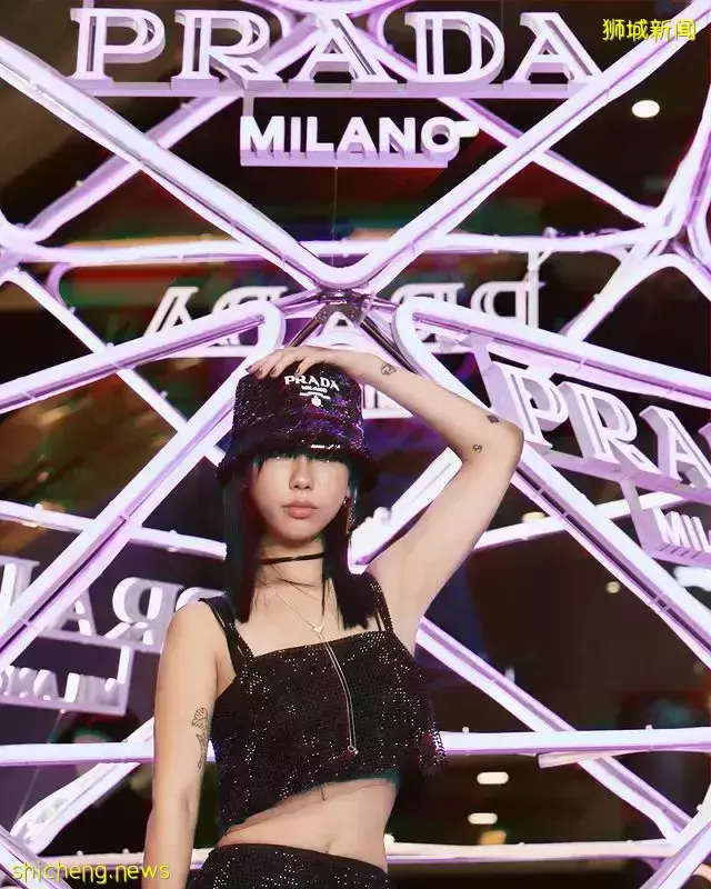 Prada Glow快閃店抵達獅城🇸🇬全場夢幻紫，散發賽博朋克未來感💜打卡限期至12月31日