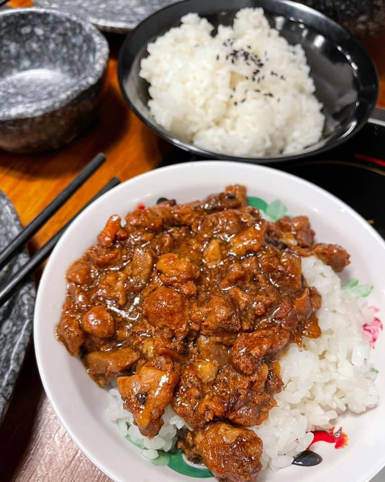 “肥媽石頭火鍋”先炒香再熬湯‼鍋底越涮越香🤤置身台灣夜市街頭，彌補無法出國的遺憾✈