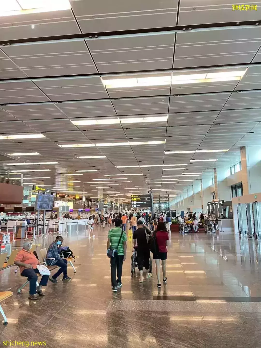 首个解封周末!新加坡全岛到处是人,机场、酒吧、商场,连新山也挤满!或进一步解封