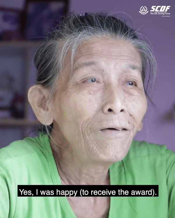 遇爆炸火患不逃命,新加坡81岁阿嬷英勇救火获政府表彰