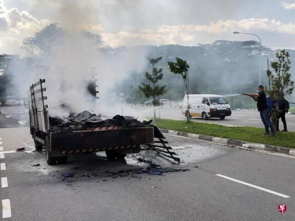 罗厘纸皮堆突起火 三司机下车助灭火