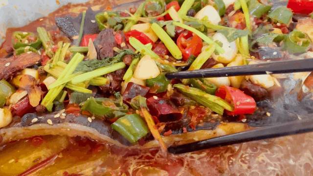 胖胖鸡携新装修强势回归!鸡公煲串烧自助买一送一,无限量供应