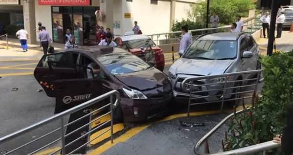 下车搬轮椅见德士移动 司机误把油门当刹车器 酿五伤一死