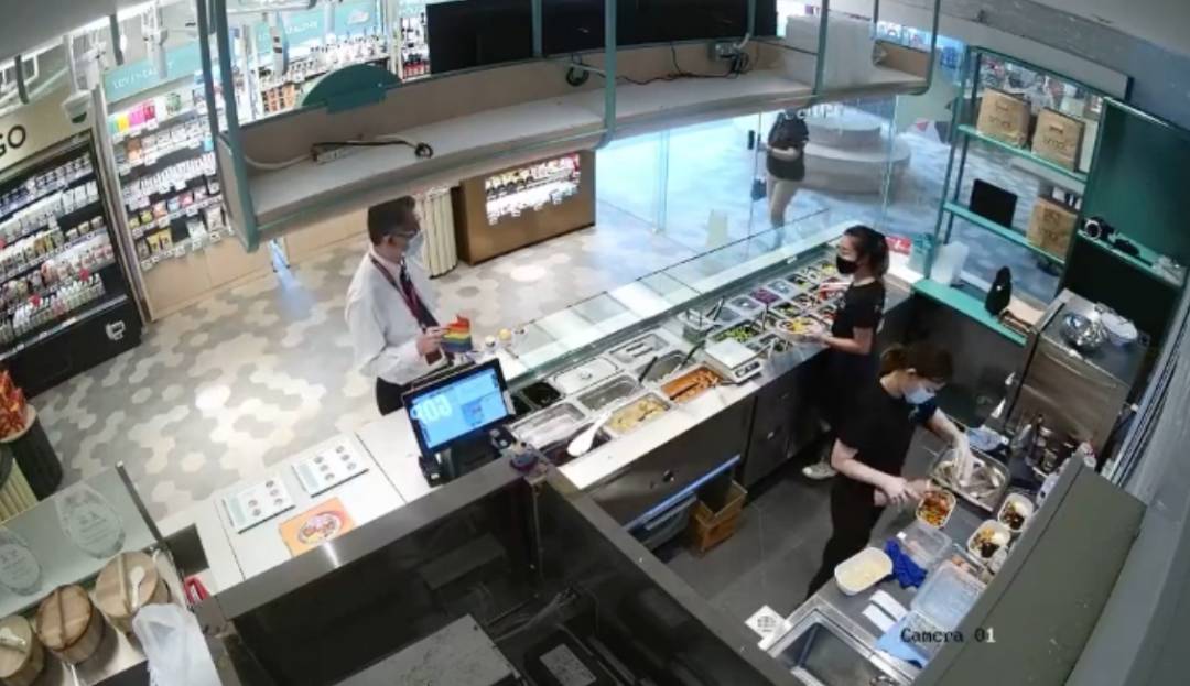 新加坡教育部門口驚現一批學生舉牌示威!學校裏到底發生什麽事