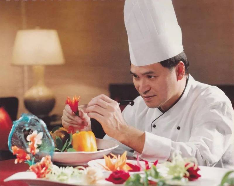 狮城港式粤菜四大名厨之一,坐镇新加坡河畔20年老字号,为你带来惊喜和福利