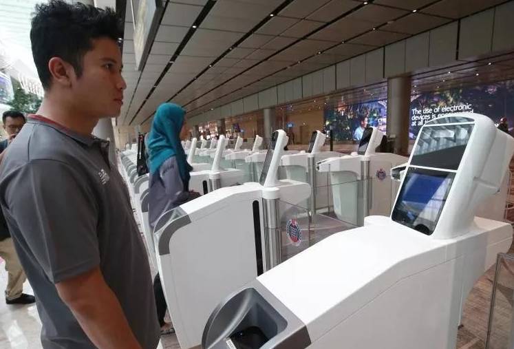 可以刷脸通关啦!新加坡启用虹膜及脸部识别通关系统