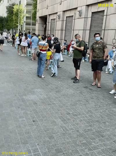 科興在新加坡瘋狂受歡迎,診所外排隊十幾米!供不應求!實拍堂食第一天,人突然多了