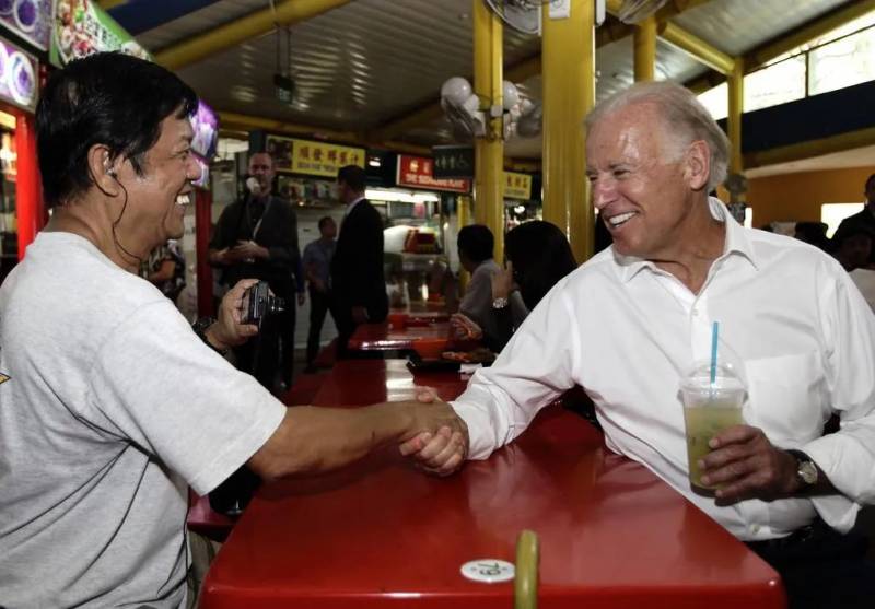 李顯龍發文祝賀拜登！拜登曾在新加坡街頭閑逛，買了一杯甘蔗汁