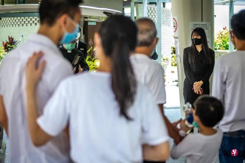 她,套上一身黑从夜店转战这份高贵的职业,如同破茧而出的蝴蝶