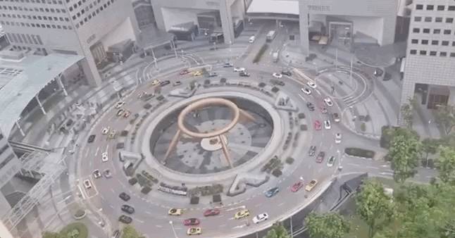 新加坡惊现40多辆豪车车队，绕财富之泉不停转圈！他们是在“做法”吗