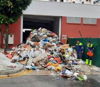 司机将垃圾倒满地 清洁工质问却被打