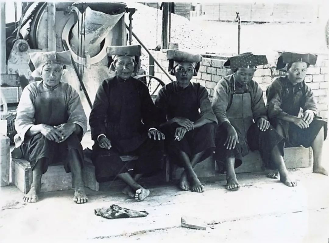 红头巾：用汗水筑起一座坚毅之城