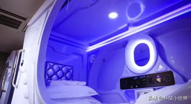 来自未来的太空胶囊:新加坡驳船码头边的胶囊旅馆