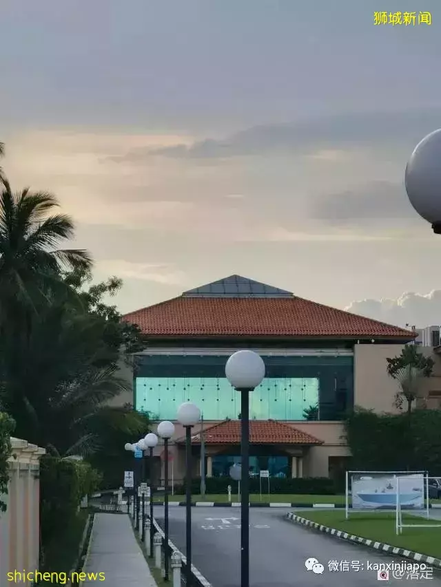 在新加坡看落霞云归，远眺柔佛海峡灯塔复明