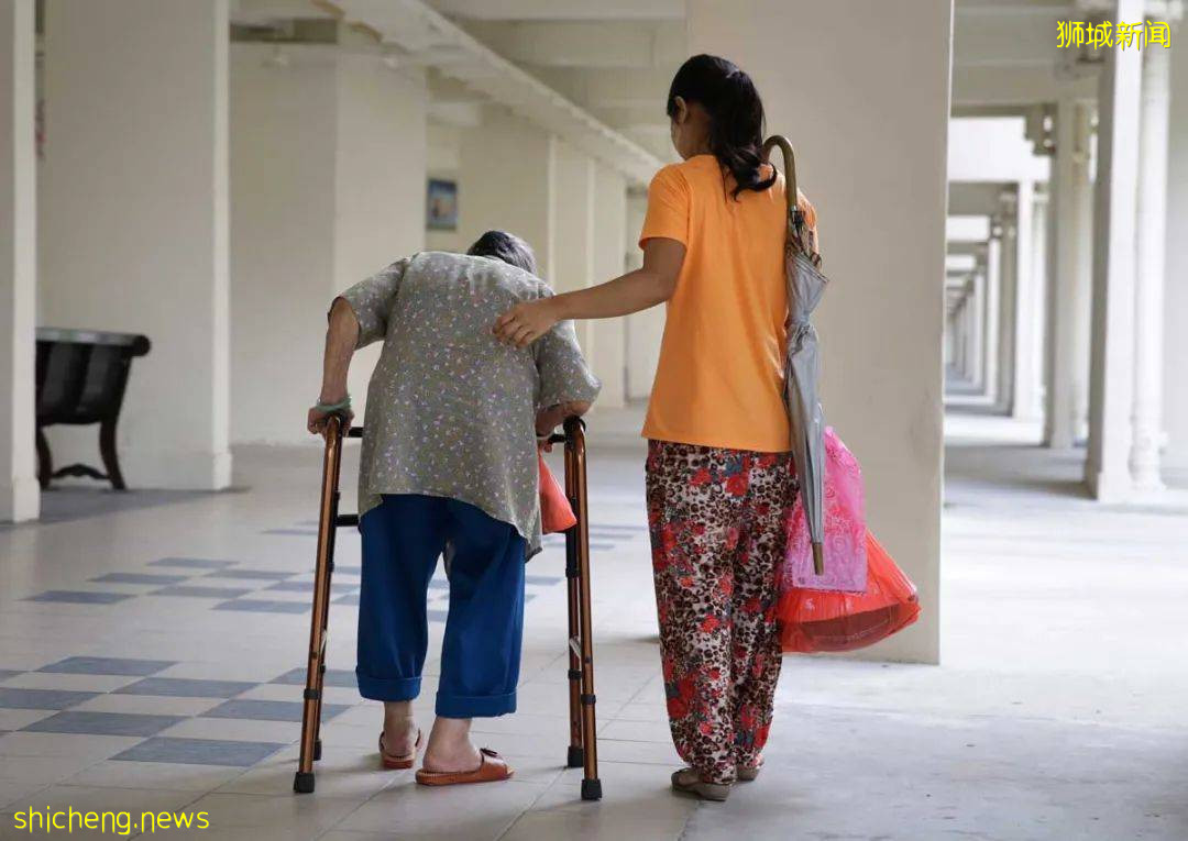 嘔~ 新加坡瘋狂女傭給雇主喝馬桶水、盜用大牌面霜28次