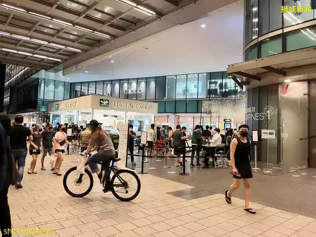 日增2万!亲友纷纷中新冠!新加坡这条小船还能乘风破浪吗