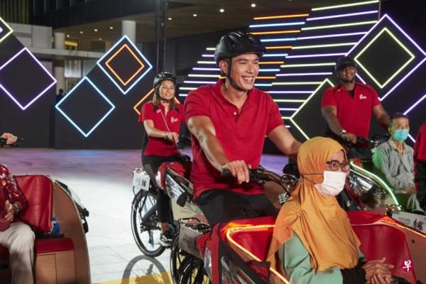 騎三輪車載阿嬷 黃俊雄自認車隊“老鼠屎”