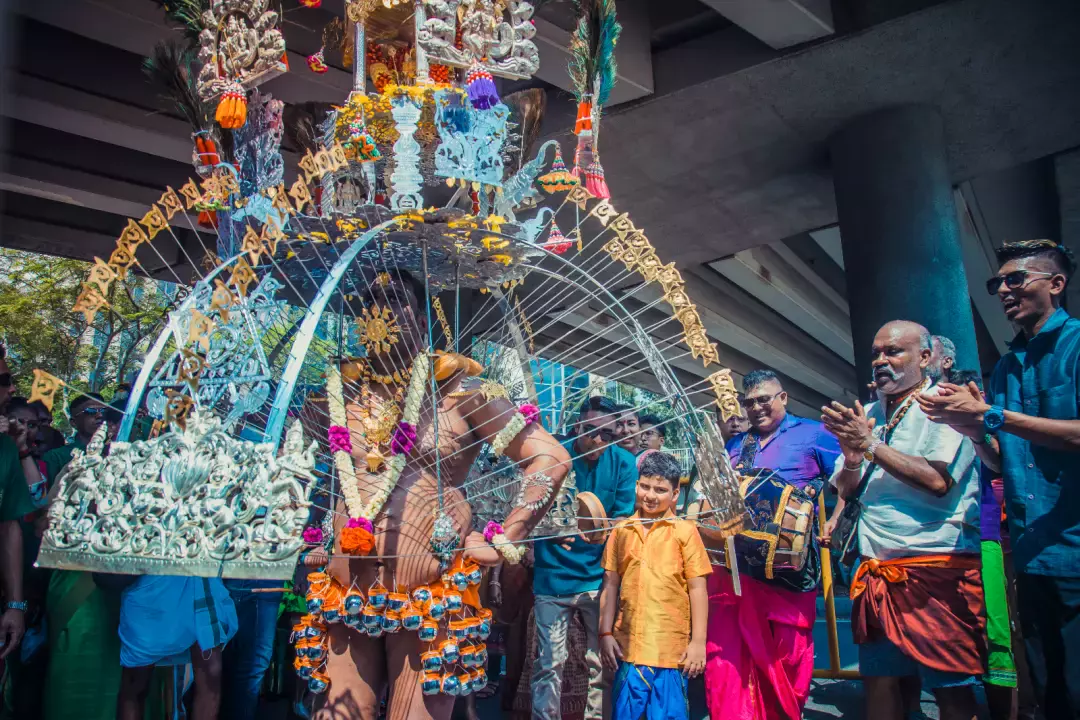 頭頂牛奶、鋼針刺入身體 ... 李總理說這個新加坡節日,今年不一樣