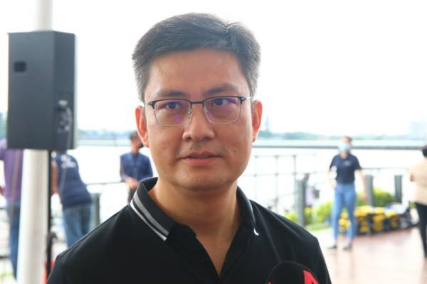 最近的距離遙遙相望 海峽短暫相聚 一家之主流下男兒淚