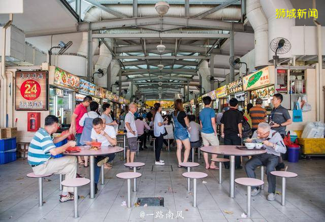 实拍新加坡人吃快餐的地方,看看物价怎样,很多中国游客也来排队