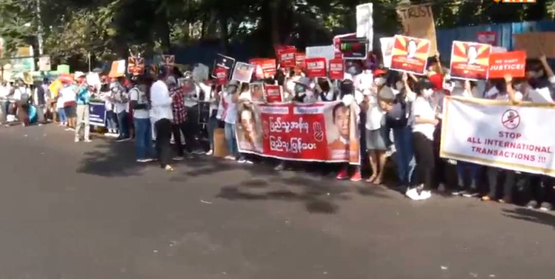 躺槍!緬甸示威者喊話新加坡,抵制虎牌、亞坤等新加坡品牌