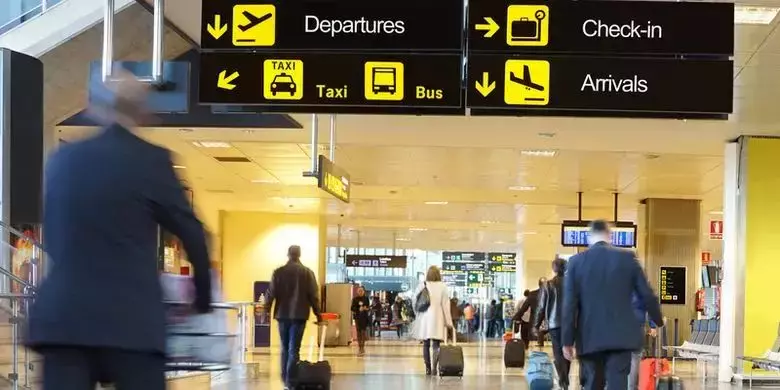 新加坡女佣偷雇主74件财物,打算寄给男友!竟然这样被发现