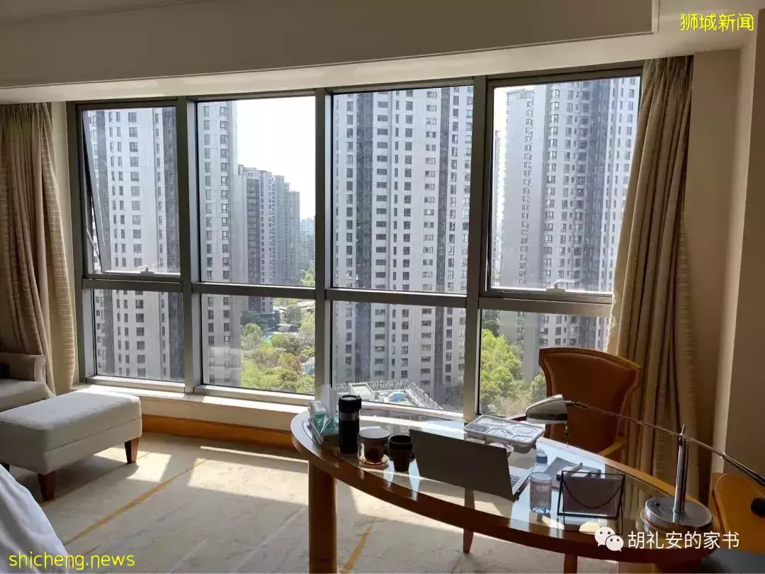 “从新加坡回到上海,封锁一再延长,我被卷入了这场前所未有的大事件”