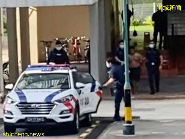 见人家没锁门 半裸男逛一圈