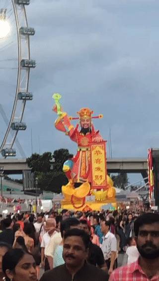 新加坡總理李顯龍魔性拜年視頻火了！各部長花式拜年，竟有財神爺上門討債