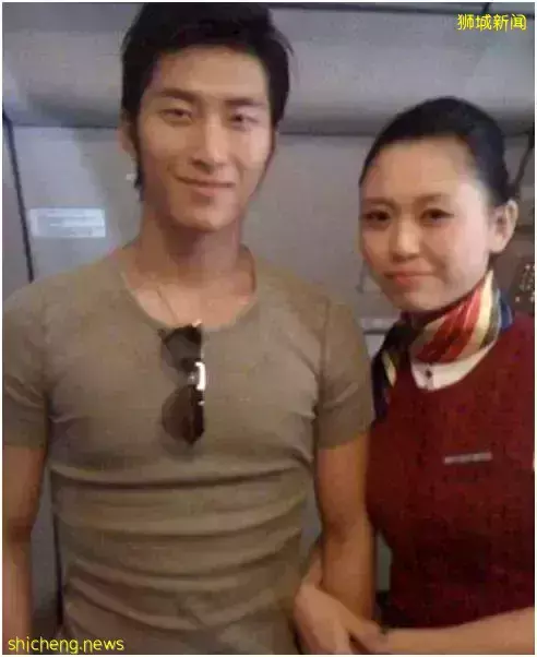 成龙和空姐搂肩照流出,还要电话、地址?女方回应!他两次为新加坡做好事而被骂