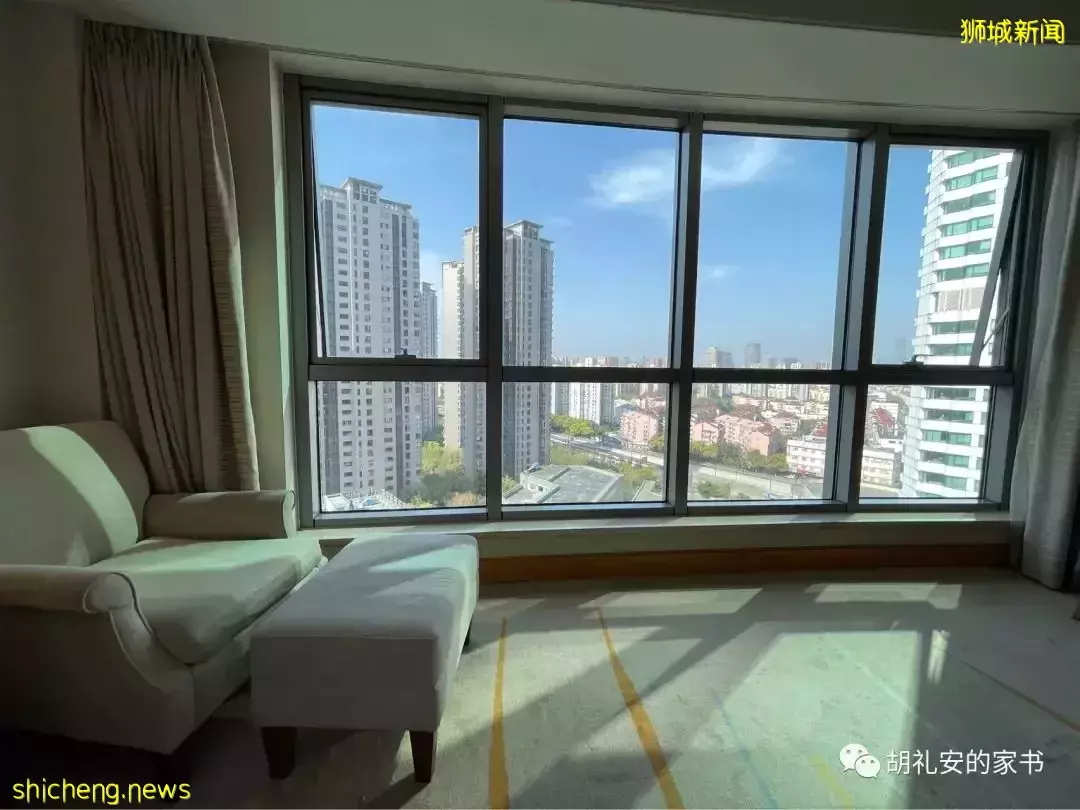 “从新加坡回到上海,封锁一再延长,我被卷入了这场前所未有的大事件”