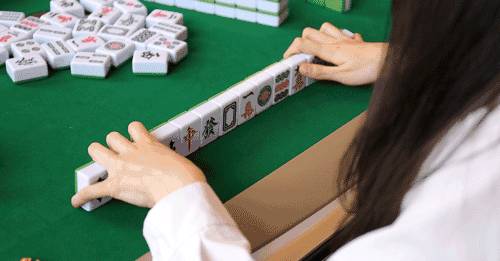 新航出的麻將被搶光！1700元，比LV和Tiffany好看！李光耀：誰也別想搞垮新航