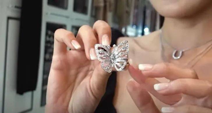 新加坡愛馬仕女王曬百萬珠寶盒,紅到中國!接下國産美妝