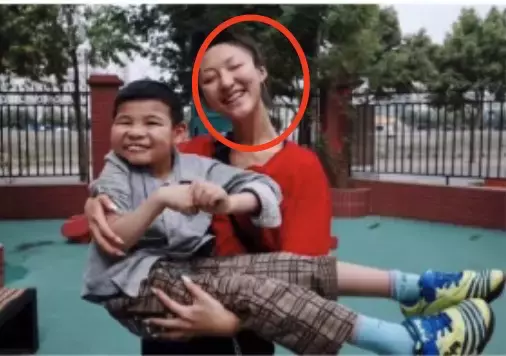 因为眯眯眼,她拍的这些照片被指辱华!外国女生做了这个姿势后,新加坡人也怒了