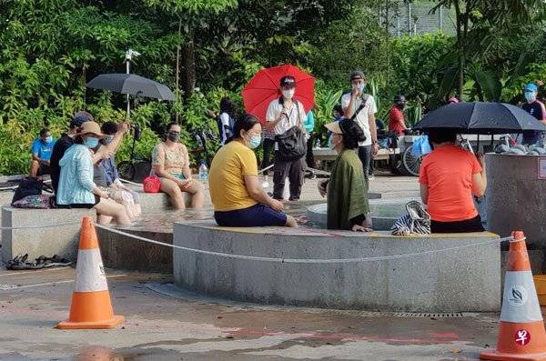 膝蓋不好‧無視勸阻 阿嫂跪坐溫泉池泡腳