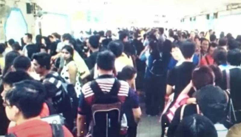 實拍!新加坡地鐵線大崩潰!人擠人,黑暗中被鎖車廂三小時