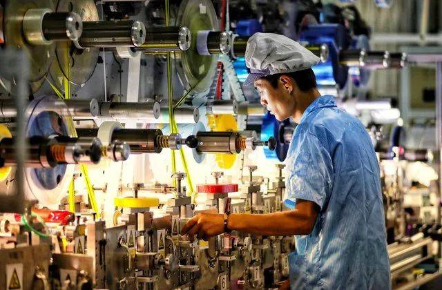 争议!新加坡议员提法定最低月薪$1300,到底能不能养活一家