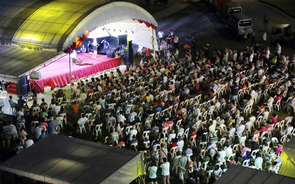 看歌台像去party，阿伯过鬼节悟出真理！奇迹！