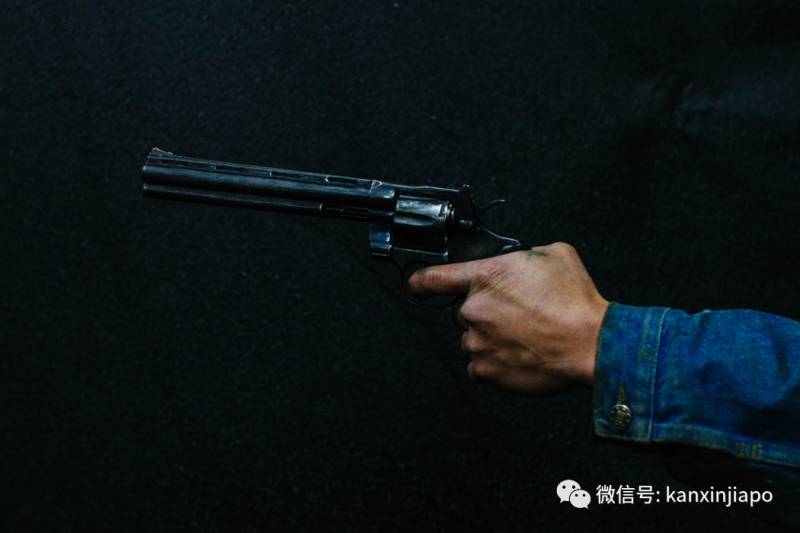 开枪了!新加坡警员射中嫌犯腹部