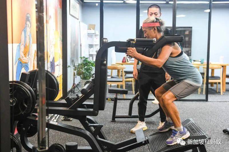 中国有68岁“撸铁奶奶” 新加坡也有一群七旬“撸铁爷爷”