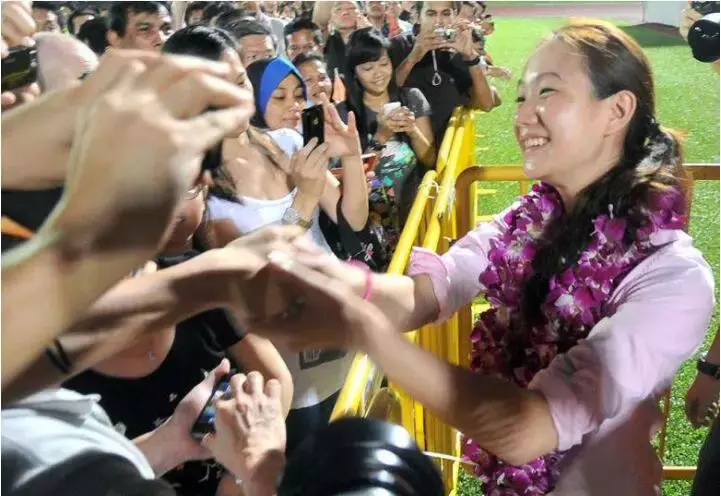新加坡80后反对党女主席怀二胎,民众围着肚子纷纷送祝福