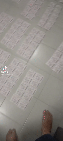 8人平分1900萬新幣！新加坡全民瘋狂買彩票、鋪滿整個房間！他連中頭獎+二獎