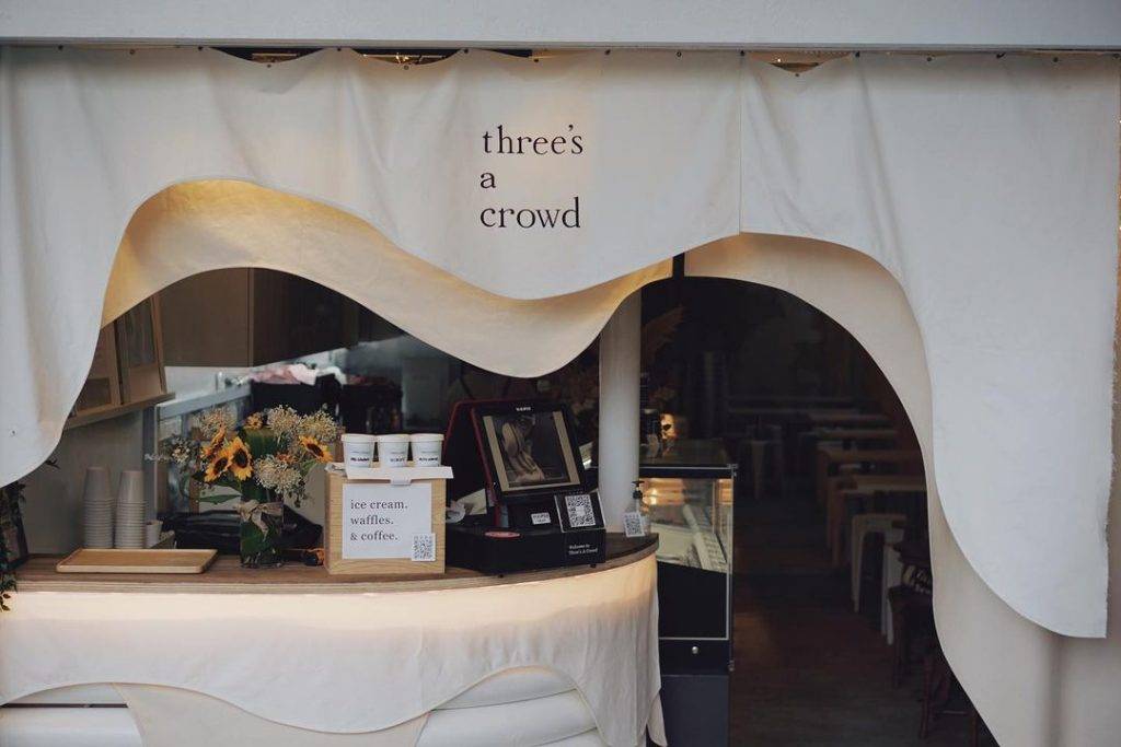 掀開賬篷,來到冰品店🍦小印度Three's A Crowd,綿密冰淇淋+酥脆華夫餅,驅走炎熱天氣💦