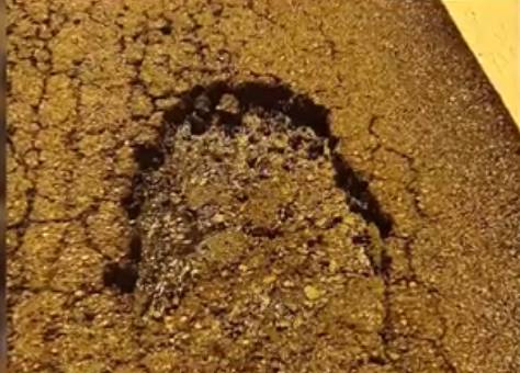 新加坡破爛道路遭吐槽，網友調侃：能打高爾夫、玩打地鼠、坐過山車