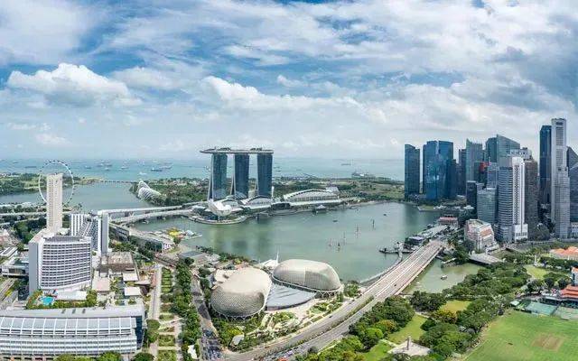 擠！爆！了！2020在家待了一整年，年底了，全新加坡的人都上街排隊